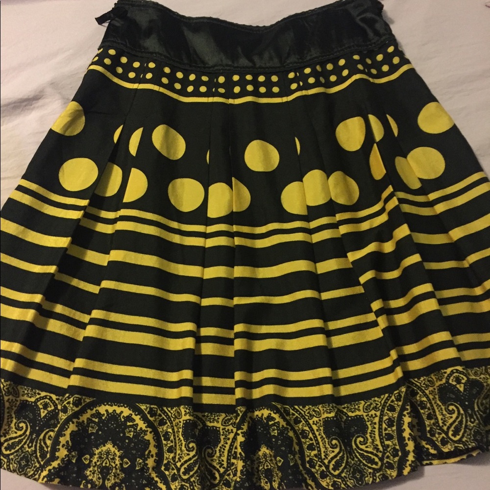 BLACK AND YELLOW PLEATED SKIRT